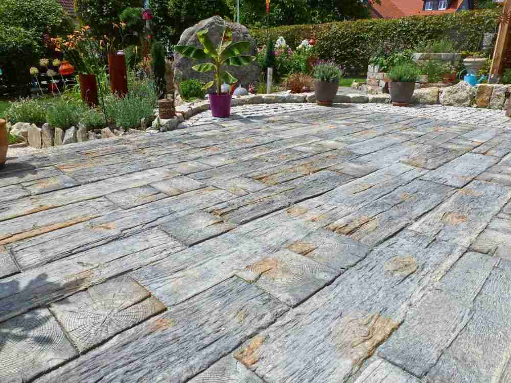 Garten Markante Terrassenplatten in Bahnschwellenoptik von Rimini Baustoffe als besonderer Hingucker - News, Bild 1