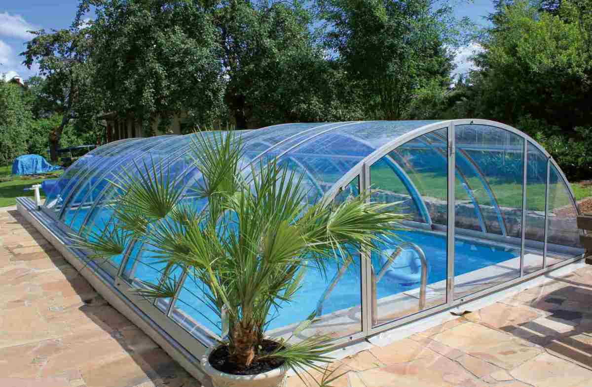 Arbeitsschutz Schiebeüberdachung von Future Pool verwandelt Swimmingpool in Allwetterbad, Bild 1 Arbeitsschutz Schiebeüberdachung von Future Pool verwandelt Swimmingpool in Allwetterbad - News, Bild 1