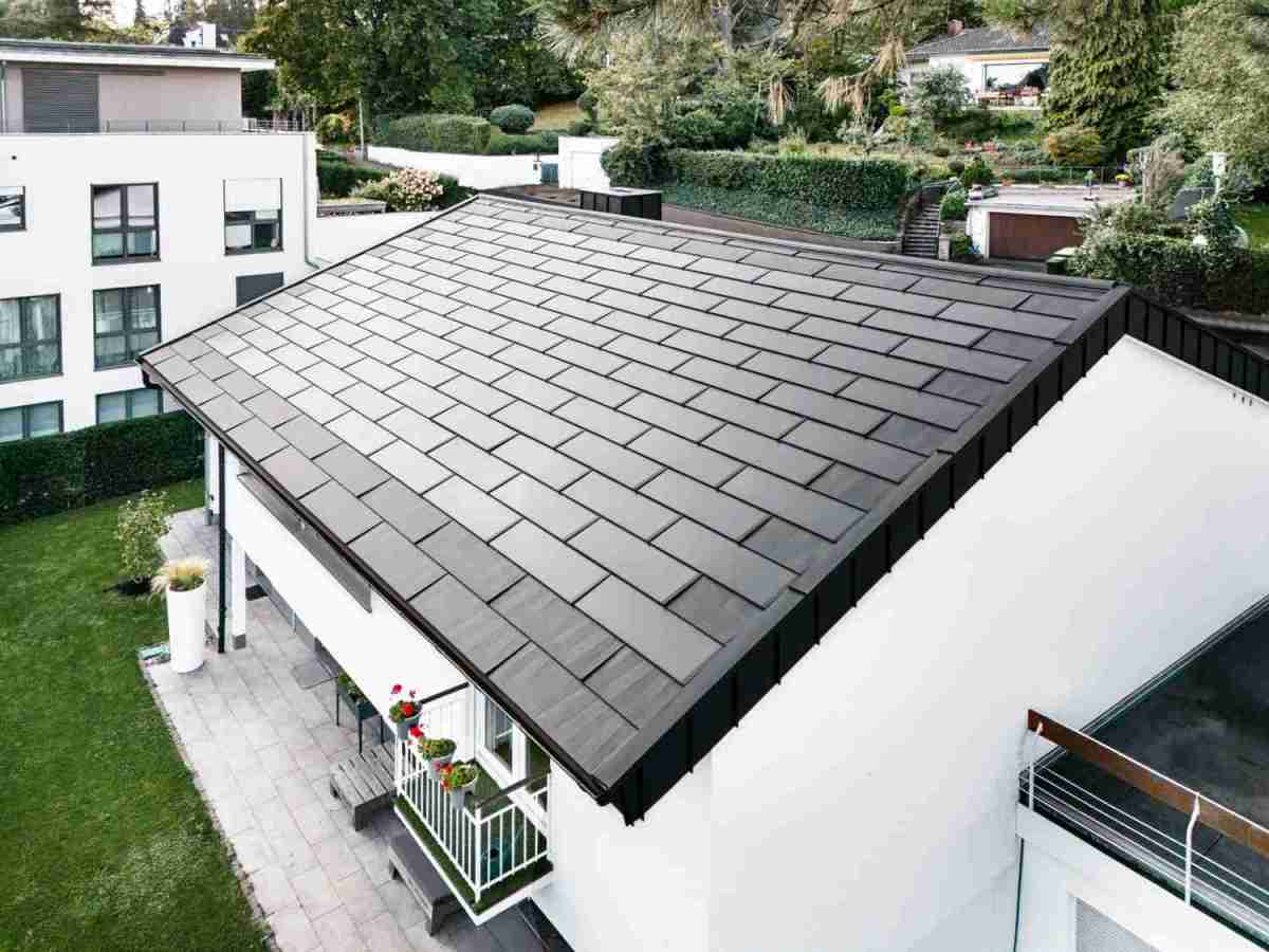 Marke: Solardachplatten schützen das Haus und produzieren gleichzeitig Strom, Bild 1 Arbeitsschutz Solardachplatten schützen das Haus und produzieren gleichzeitig Strom - News, Bild 1