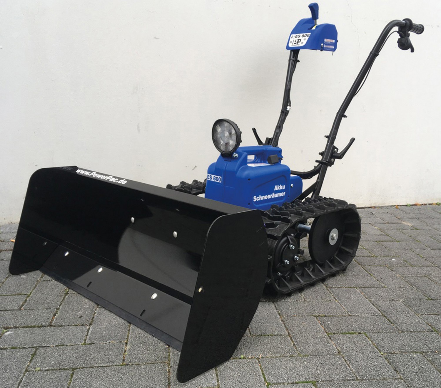 Schnee räumen mit AkkuAntrieb