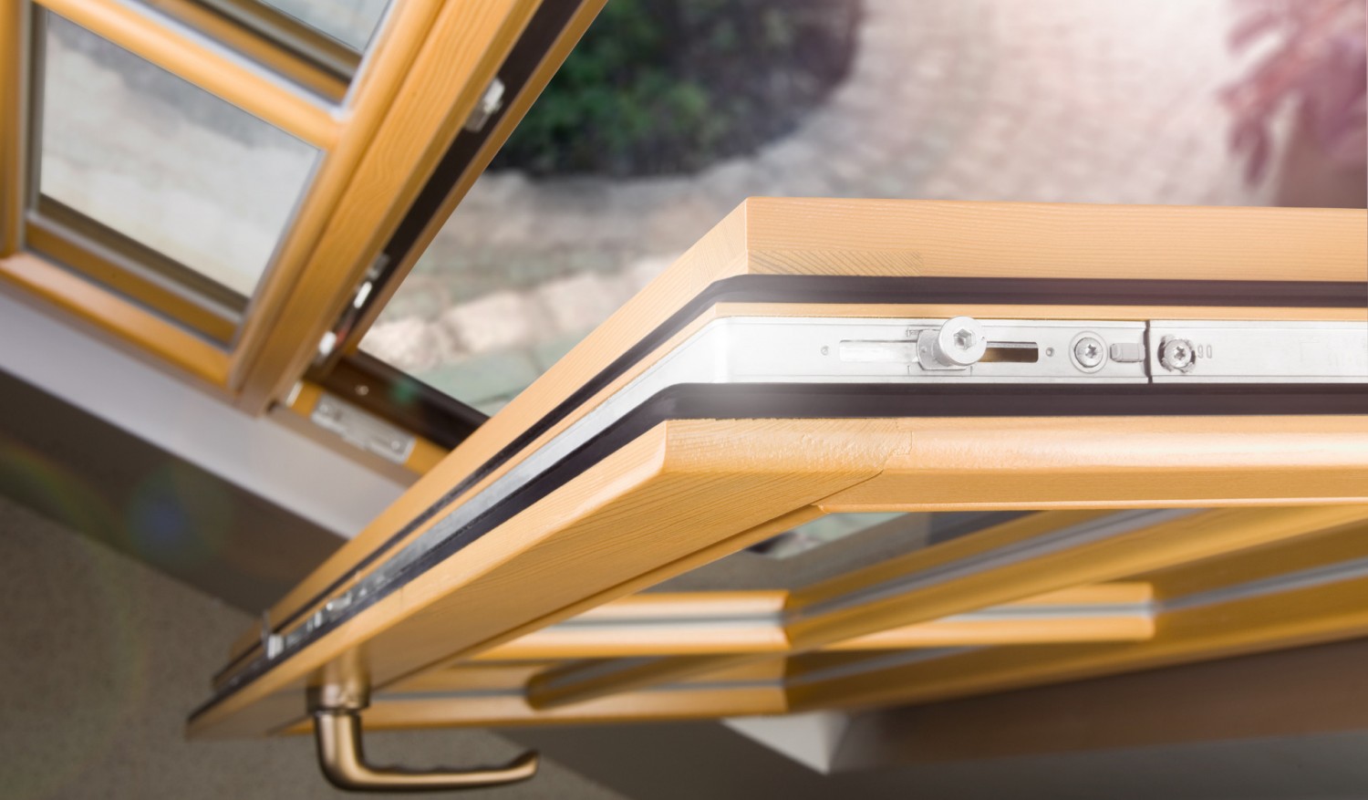 Rund ums Haus Fensterputz: Die optimale Pflege für Holzfenster - Auch an die Beschlagteile denken, Bild 1 Rund ums Haus Fensterputz: Die optimale Pflege für Holzfenster - Auch an die Beschlagteile denken - News, Bild 1
