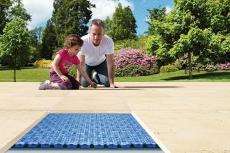 Garten Flächendrainage der Gutjahr Systemtechnik GmbH erhöht die Haltbarkeit von Balkon- oder Terrassenbelägen, Bild 1 Garten Flächendrainage der Gutjahr Systemtechnik GmbH erhöht die Haltbarkeit von Balkon- oder Terrassenbelägen - News, Bild 1