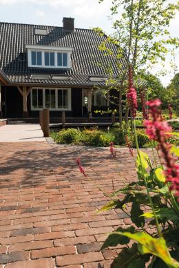 Garten Gerumpelte Pflasterklinker von AKA bringen den Fischgräten-Look in den Außenbereich, Bild 1 Garten Gerumpelte Pflasterklinker von AKA bringen den Fischgräten-Look in den Außenbereich - News, Bild 1