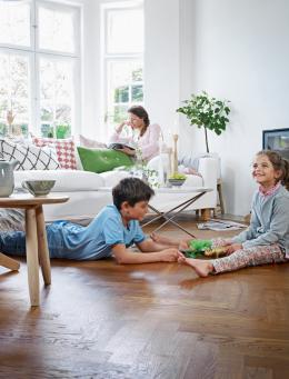 Rund ums Haus Bona free & simple Parkettreiniger bringt stumpfe Holzböden im Nu wieder zum Glänzen, Bild 1 Rund ums Haus Bona free & simple Parkettreiniger bringt stumpfe Holzböden im Nu wieder zum Glänzen - News, Bild 1