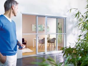 Rund ums Haus Insektenschutz in jeder Form: Fliegengitter lassen sich sogar per Funk steuern, Bild 1 Rund ums Haus Insektenschutz in jeder Form: Fliegengitter lassen sich sogar per Funk steuern - News, Bild 1
