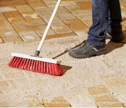 Marke: Natürlicher „Türsteher“ für Ungeziefer und Unkraut: Spezieller Fugensand schützt und pflegt die Terrasse, Bild 1 Rund ums Haus Natürlicher „Türsteher“ für Ungeziefer und Unkraut: Spezieller Fugensand schützt und pflegt die Terrasse - News, Bild 1