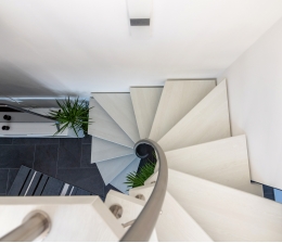 Rund ums Haus Platzsparend, aber sicher: Treppe im Telefonzellenformat zum nachträglichen Einbau, Bild 1 Rund ums Haus Platzsparend, aber sicher: Treppe im Telefonzellenformat zum nachträglichen Einbau - News, Bild 1
