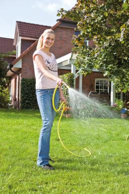 Rund ums Haus Regenwasser-Flachtanks in der Erde: Wer Regenwasser im Garten einsetzt, spart bares Geld - News, Bild 1