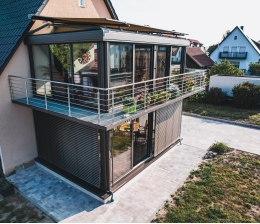 Marke: Wetterfester Wohnbalkon: Mit einem Balkonverglasungssystem den Freiluftbereich zum Wintergarten umrüsten, Bild 1 Rund ums Haus Wetterfester Wohnbalkon: Mit einem Balkonverglasungssystem den Freiluftbereich zum Wintergarten umrüsten - News, Bild 1