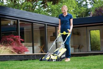 Ryobi Das kleinste Akku-Rasenmähermodell von Ryobi mäht kleine Flächen komfortabel, Bild 1 Gartengeräte Das kleinste Akku-Rasenmähermodell von Ryobi mäht kleine Flächen komfortabel - News, Bild 1