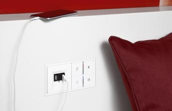 Smart Home Schluss mit belegten Steckdosen: USB-Ladestation von Jung zum Wandeinbau, Bild 1 Smart Home Schluss mit belegten Steckdosen: USB-Ladestation von Jung zum Wandeinbau - News, Bild 1