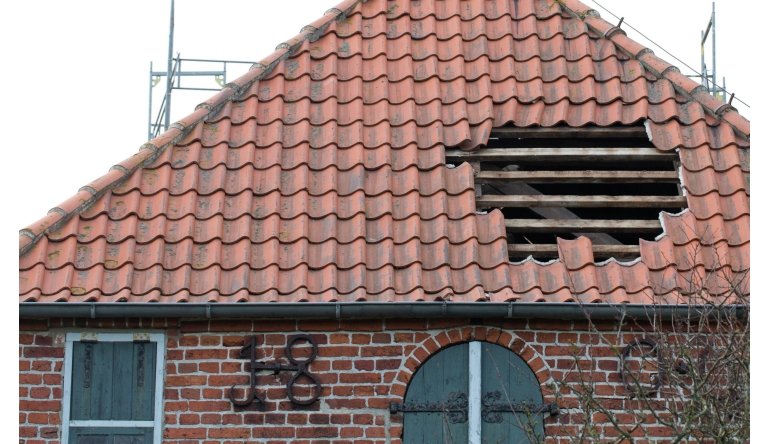 Marke: Ältere Dächer sind anfälliger für Sturmschäden: Sturmklammern steigern die Dachsicherheit, Bild 1 Rund ums Haus Ältere Dächer sind anfälliger für Sturmschäden: Sturmklammern steigern die Dachsicherheit - News, Bild 1