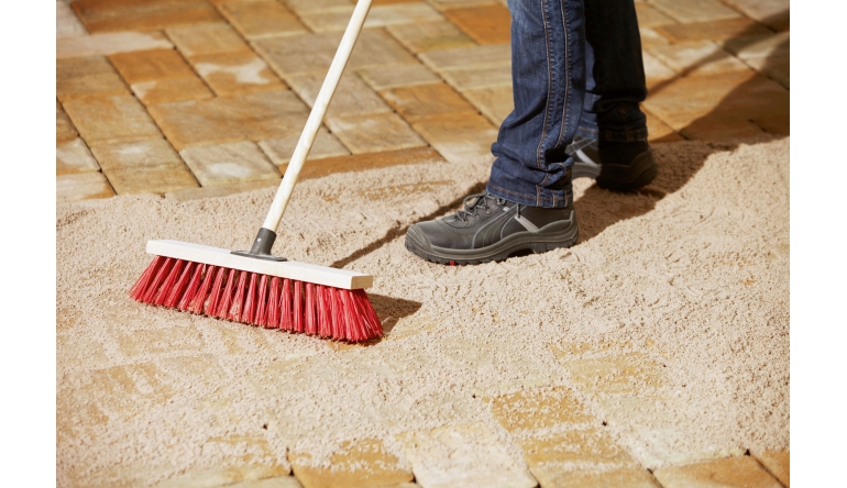 Marke: Natürlicher „Türsteher“ für Ungeziefer und Unkraut: Spezieller Fugensand schützt und pflegt die Terrasse, Bild 1 Rund ums Haus Natürlicher „Türsteher“ für Ungeziefer und Unkraut: Spezieller Fugensand schützt und pflegt die Terrasse - News, Bild 1