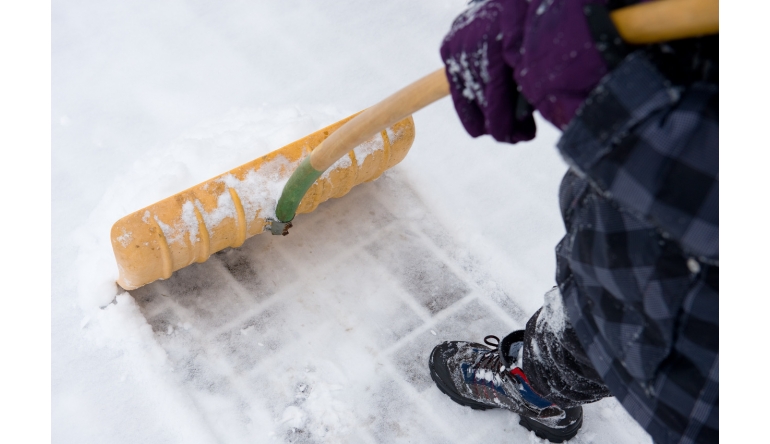 Rund ums Haus Tipps zum Schneeschippen: So erleichtern Sie sich die Arbeit - News, Bild 1
