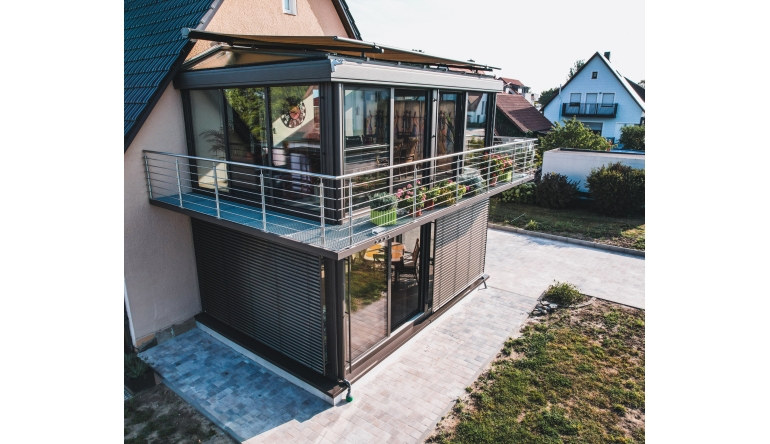 Rund ums Haus Wetterfester Wohnbalkon: Mit einem Balkonverglasungssystem den Freiluftbereich zum Wintergarten umrüsten - News, Bild 1