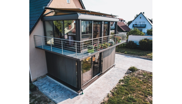 Marke: Wetterfester Wohnbalkon: Mit einem Balkonverglasungssystem den Freiluftbereich zum Wintergarten umrüsten, Bild 1 Rund ums Haus Wetterfester Wohnbalkon: Mit einem Balkonverglasungssystem den Freiluftbereich zum Wintergarten umrüsten - News, Bild 1