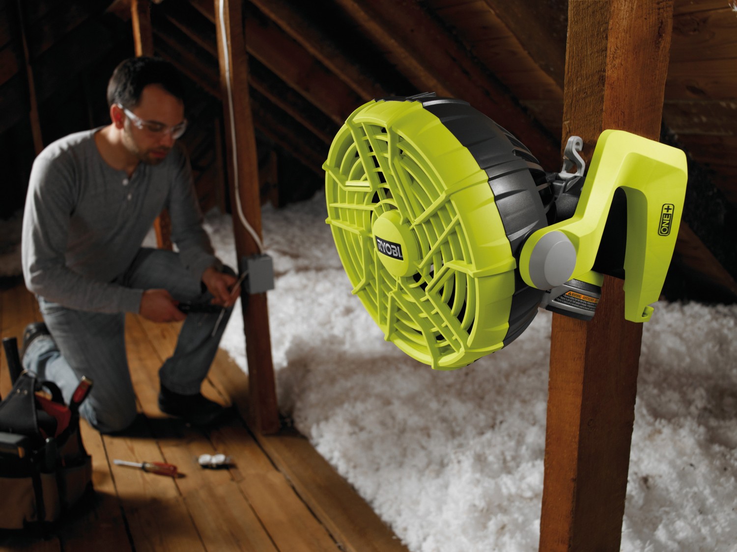 Systemtest: Ryobi R18F Ventilator, Ryobi R18R Radio, Bild 2 Rund ums Haus Ryobi R18F Ventilator, Ryobi R18R Radio im Test , Bild 2