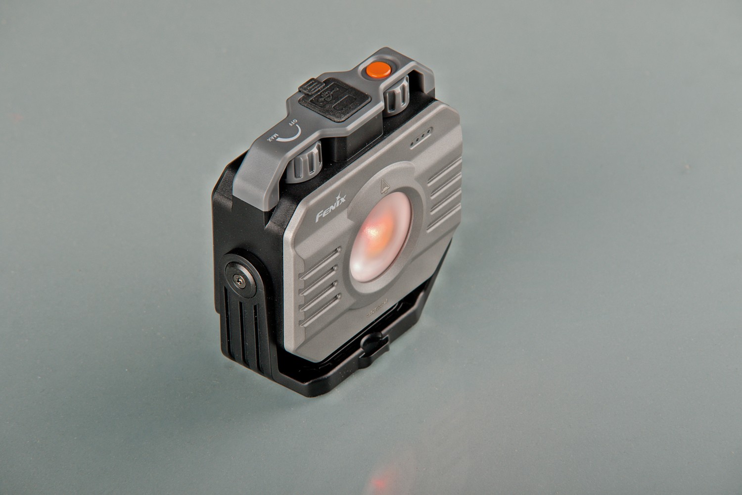 Licht im Dunkeln: Fenixlight Industrie- und Campingleuchte CL28R, Bild 3 Beleuchtung Fenixlight Industrie- und Campingleuchte CL28R im Test, Bild 3