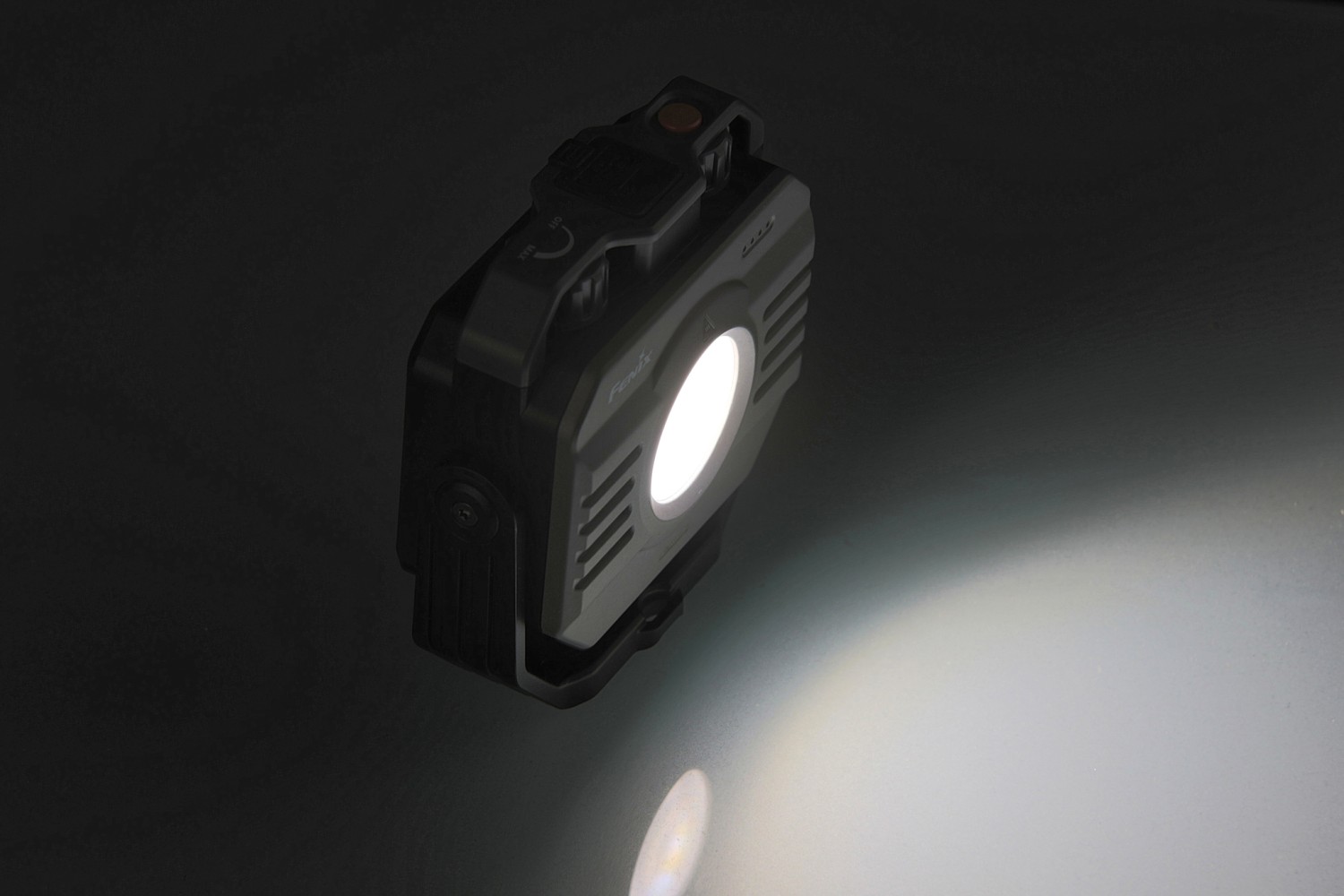 Licht im Dunkeln: Fenixlight Industrie- und Campingleuchte CL28R, Bild 5 Beleuchtung Fenixlight Industrie- und Campingleuchte CL28R im Test, Bild 5