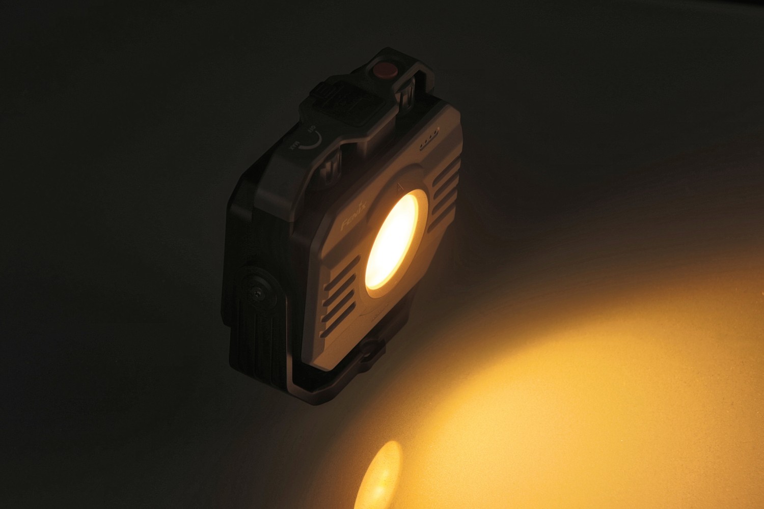 Licht im Dunkeln: Fenixlight Industrie- und Campingleuchte CL28R, Bild 6 Beleuchtung Fenixlight Industrie- und Campingleuchte CL28R im Test, Bild 6