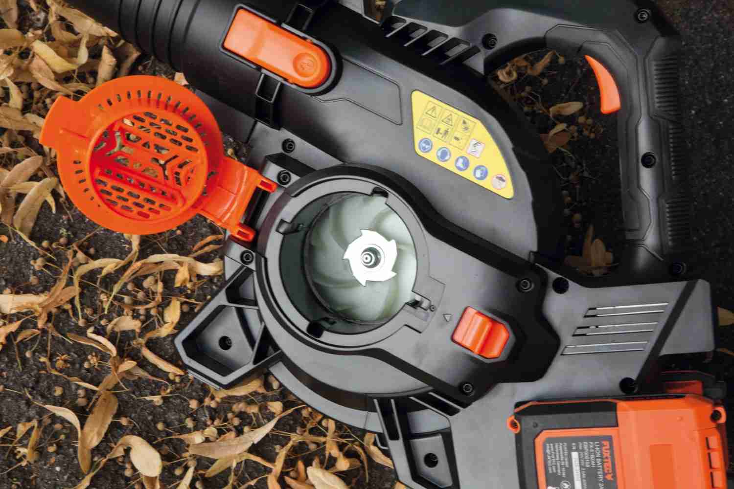 Laub zügig beseitigt: FUXTEC FX-E2LBS-SET, Bild 4 Laubbläser / Laubsauger FUXTEC FX-E2LBS-SET im Test, Bild 4