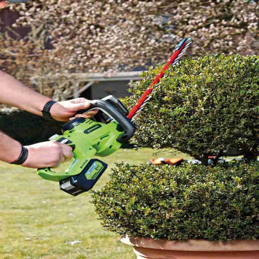 Frei an der Hecke: Greenworks Akku-Heckenschere G24HT56II, Bild 2 Heckenscheren Greenworks Akku-Heckenschere G24HT56II im Test, Bild 2