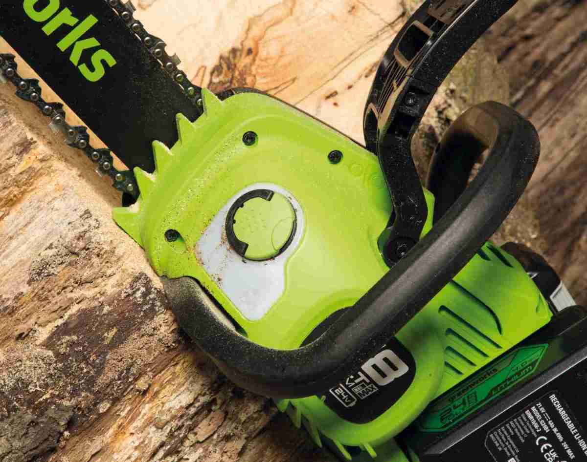 Kraftvolle Akku-Kettensäge: Greenworks Akku-Kettensäge GD24X2CS36 inkl. 2 Akkus und Ladegerät, Bild 4 Akku-Kettensägen Greenworks Akku-Kettensäge GD24X2CS36 inkl. 2 Akkus und Ladegerät im Test, Bild 4