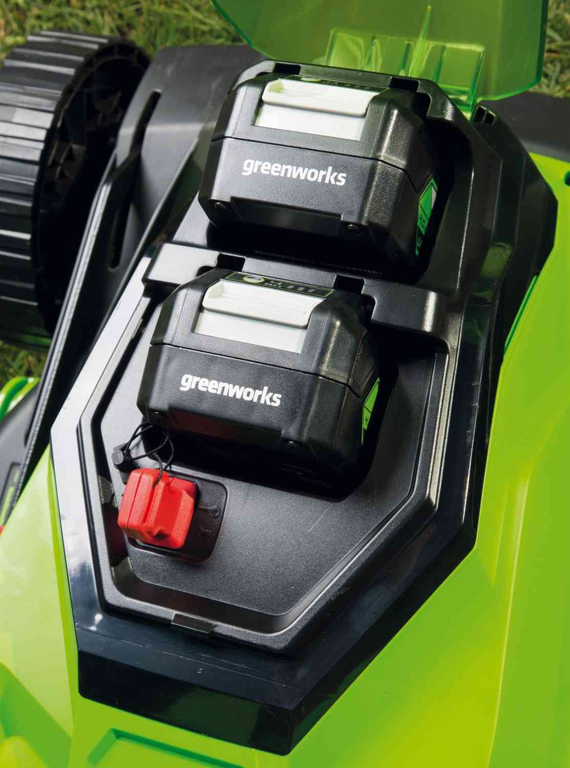 Kraftvoller Mäher: Greenworks Akku-Rasenmäher G24X2LM41 mit 2 x 4Ah Akkus, Bild 2 Handrasenmäher-Akku Greenworks Akku-Rasenmäher G24X2LM41 mit 2 x 4Ah Akkus im Test, Bild 2