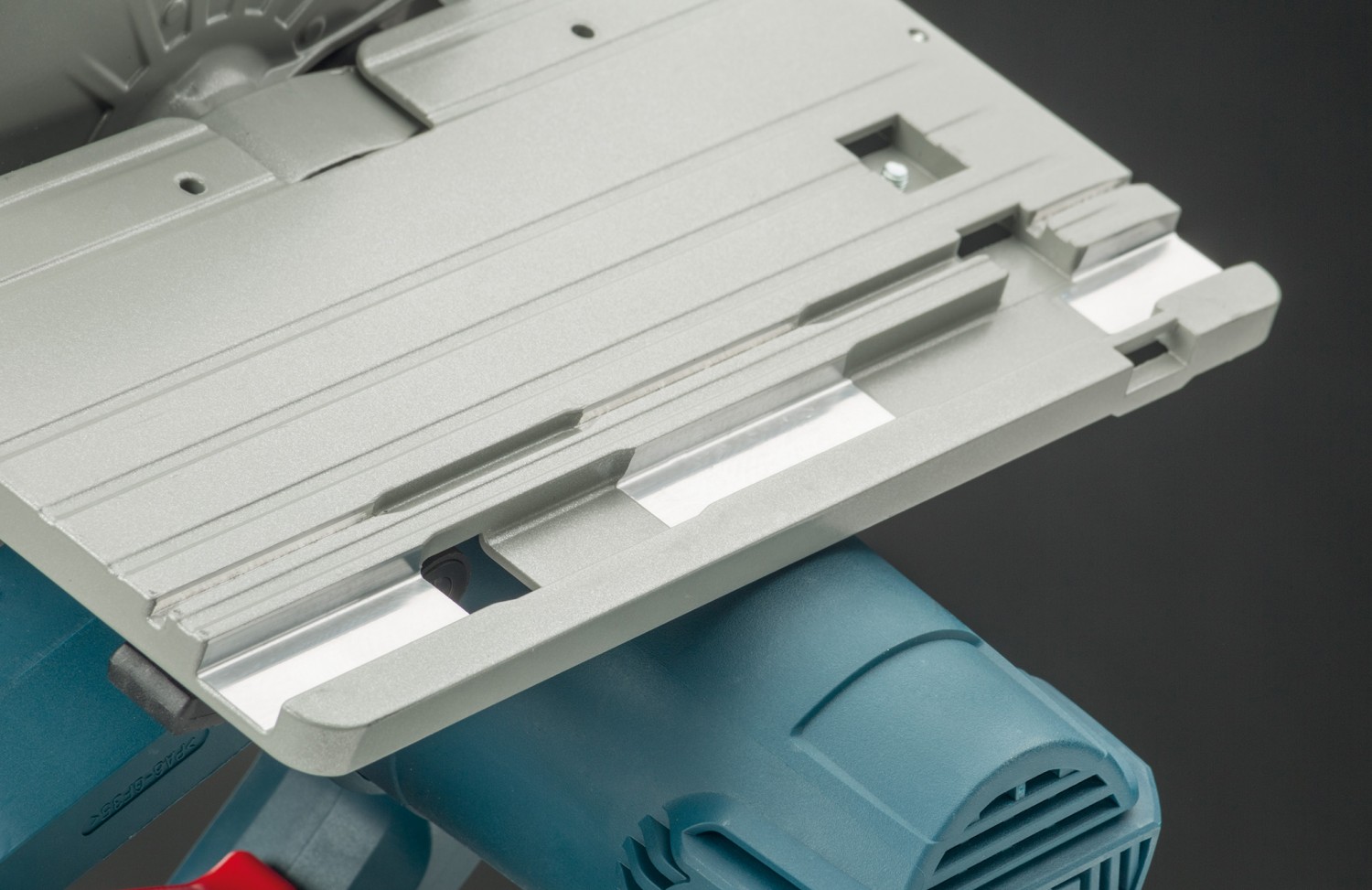 Kompakt und mit Tiefgang: Bosch GKS 55+ GCE Professional, Bild 4 Hand-Kreissägen Netzbetrieb Bosch GKS 55+ GCE Professional im Test, Bild 4