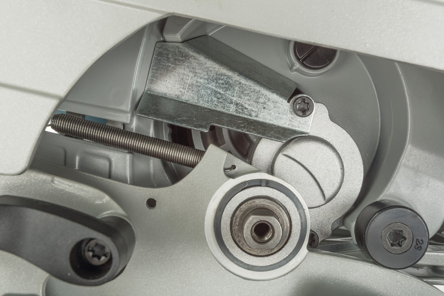 Kompakt und mit Tiefgang: Bosch GKS 55+ GCE Professional, Bild 5 Hand-Kreissägen Netzbetrieb Bosch GKS 55+ GCE Professional im Test, Bild 5
