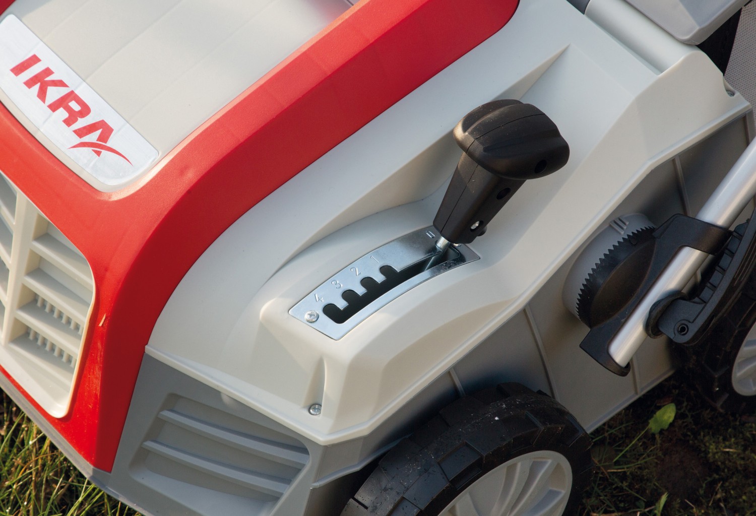 Vertikutierer-Elektro Ikra IEVL 2000 im Test, Bild 2