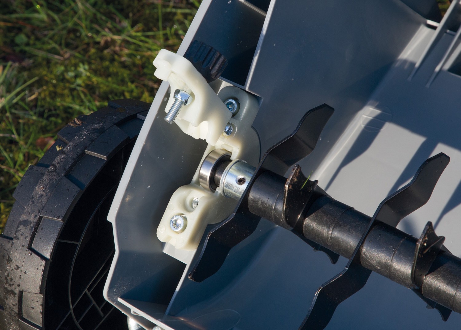 Vertikutierer-Elektro Ikra IEVL 2000 im Test, Bild 3