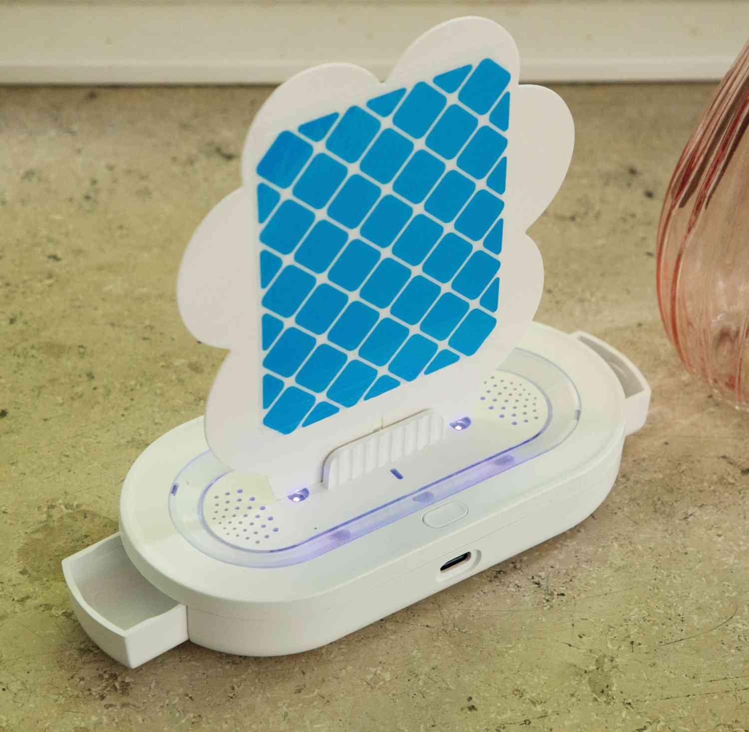 Man kann sie überall verfolgen: Isotronic Mobile Insektenfalle mit UV-Licht, Art: 60306, Bild 2 Tierabwehr Isotronic Mobile Insektenfalle mit UV-Licht, Art: 60306 im Test, Bild 2