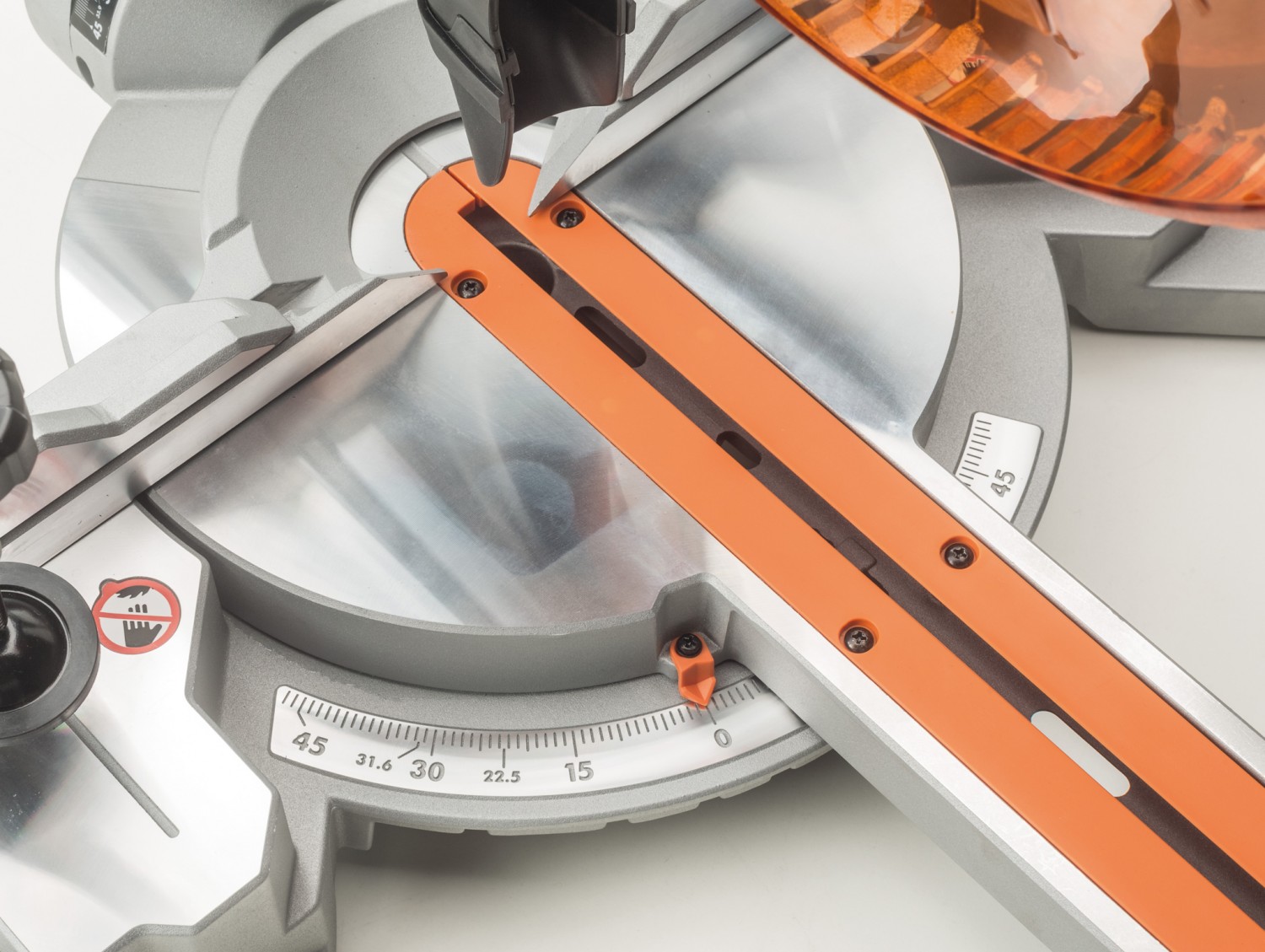 Mit doppelter Kraft: AEG BPS18-254BL, Bild 8 Kapp- und Gehrungssägen Akku AEG BPS18-254BL im Test, Bild 8