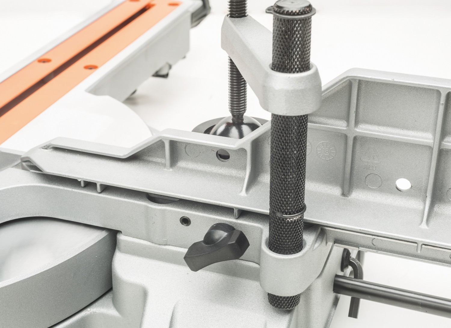 Mit doppelter Kraft: AEG BPS18-254BL, Bild 9 Kapp- und Gehrungssägen Akku AEG BPS18-254BL im Test, Bild 9