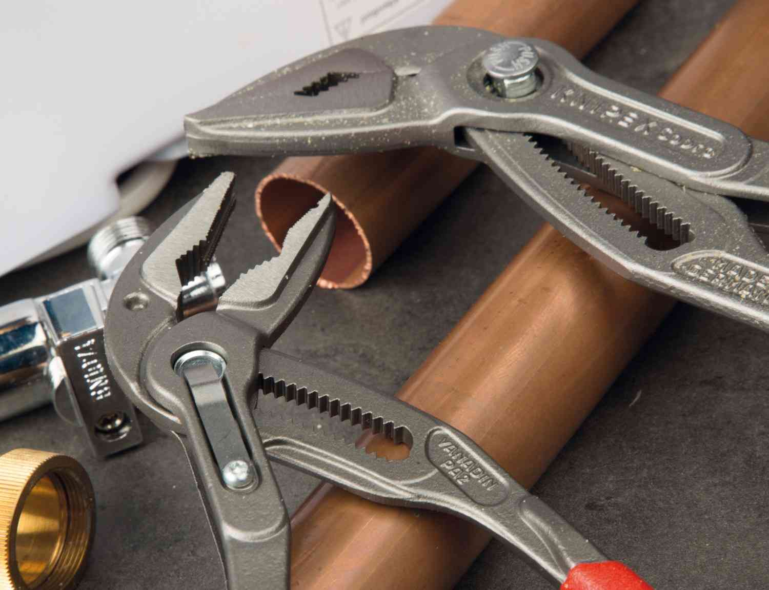 Die Cobra mit extra schmalem Kopf und mehr: Knipex Wasserpumpenzange Cobra ES 87 51 180/250, Bild 2 Zangen Knipex Wasserpumpenzange Cobra ES 87 51 180/250 im Test, Bild 2