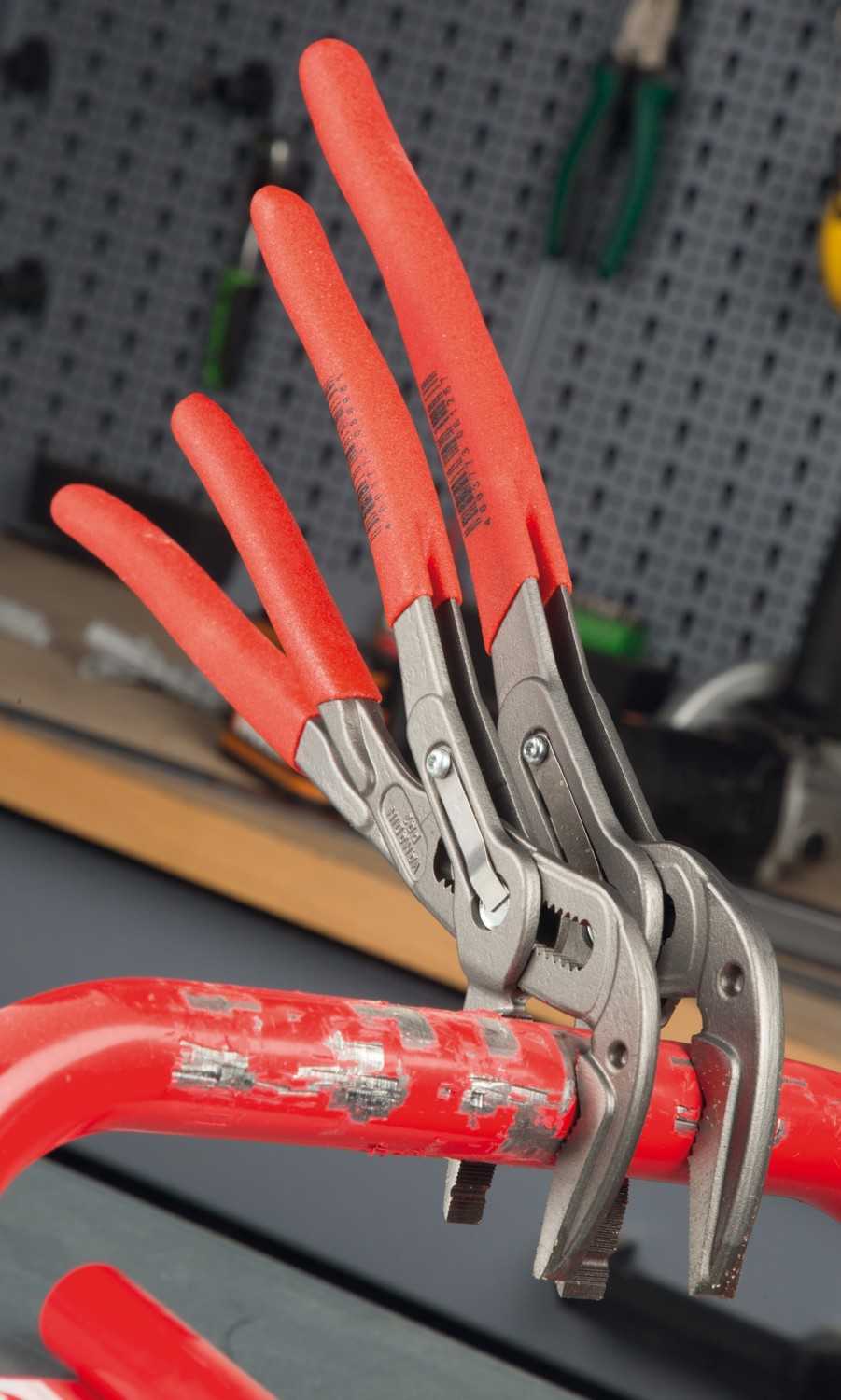 Die Cobra mit extra schmalem Kopf und mehr: Knipex Wasserpumpenzange Cobra ES 87 51 180/250, Bild 3 Zangen Knipex Wasserpumpenzange Cobra ES 87 51 180/250 im Test, Bild 3