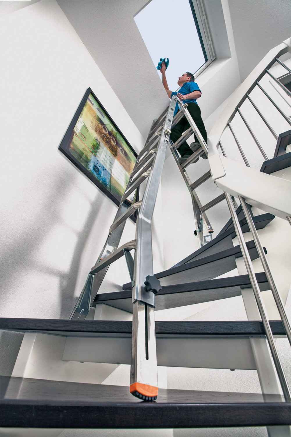 Sicherer Aufstieg: Krause Sprossen-Gelenk-Teleskopleiter mit 4 Holmverlängerungen TeleVario, Bild 1 Leitern Krause Sprossen-Gelenk-Teleskopleiter mit 4 Holmverlängerungen TeleVario im Test, Bild 1