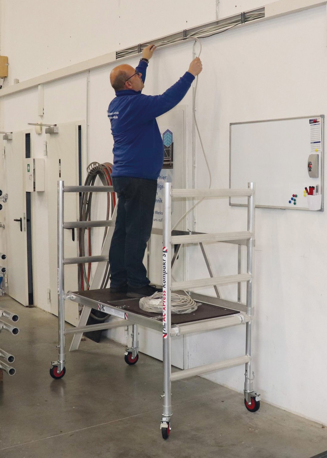 Bis zur Decke: AC Steigtechnik Aluminium-Zimmerfahrgerüst Kompakt S, Bild 4 Leitern AC Steigtechnik Aluminium-Zimmerfahrgerüst Kompakt S im Test, Bild 4