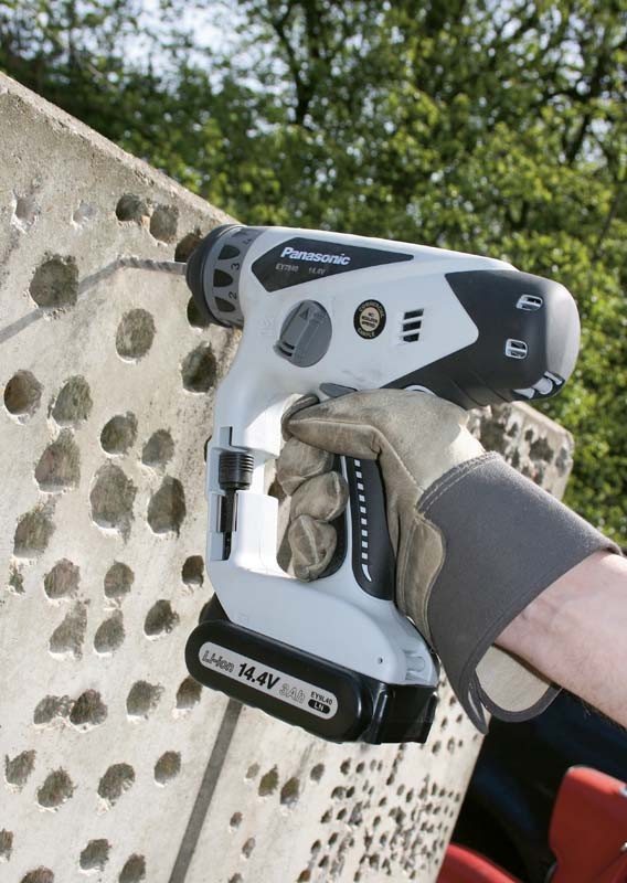 Kraft am langen Arm: Panasonic Einhand-Akkubohrhammer EY87840, Bild 1 Akku-Bohrhämmer Panasonic Einhand-Akkubohrhammer EY87840 im Test, Bild 1