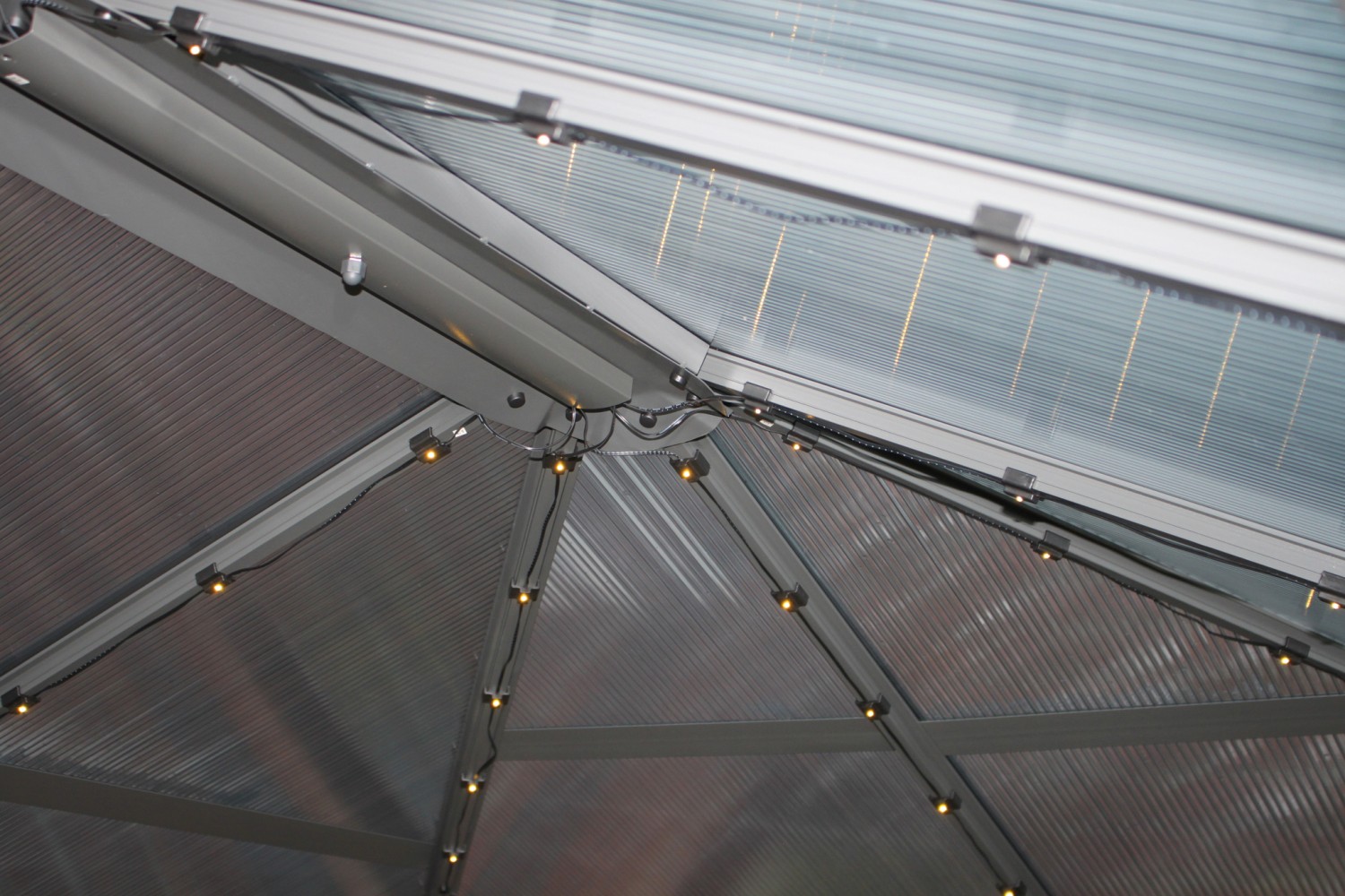 Alu-Pavillon Summerdream 3 x 4 m grau inkl. LEDs: Brast Alu-Pavillon „Premium“ Summerdream 3 x 4 m grau inkl. LEDs, Bild 13 Rund ums Haus Brast Alu-Pavillon „Premium“ Summerdream 3 x 4 m grau inkl. LEDs im Test, Bild 13