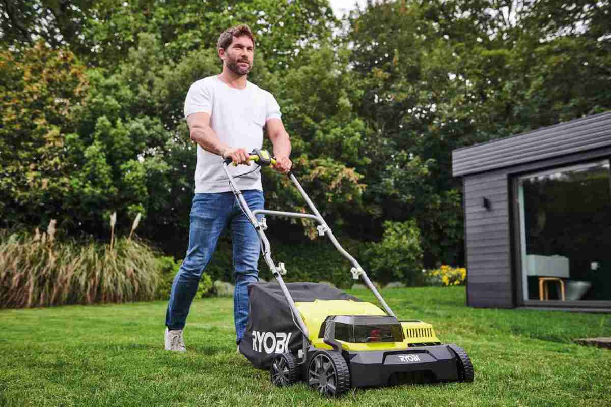 Test VertikutiererElektro Ryobi AkkuVertikutierer RY18SFX35A