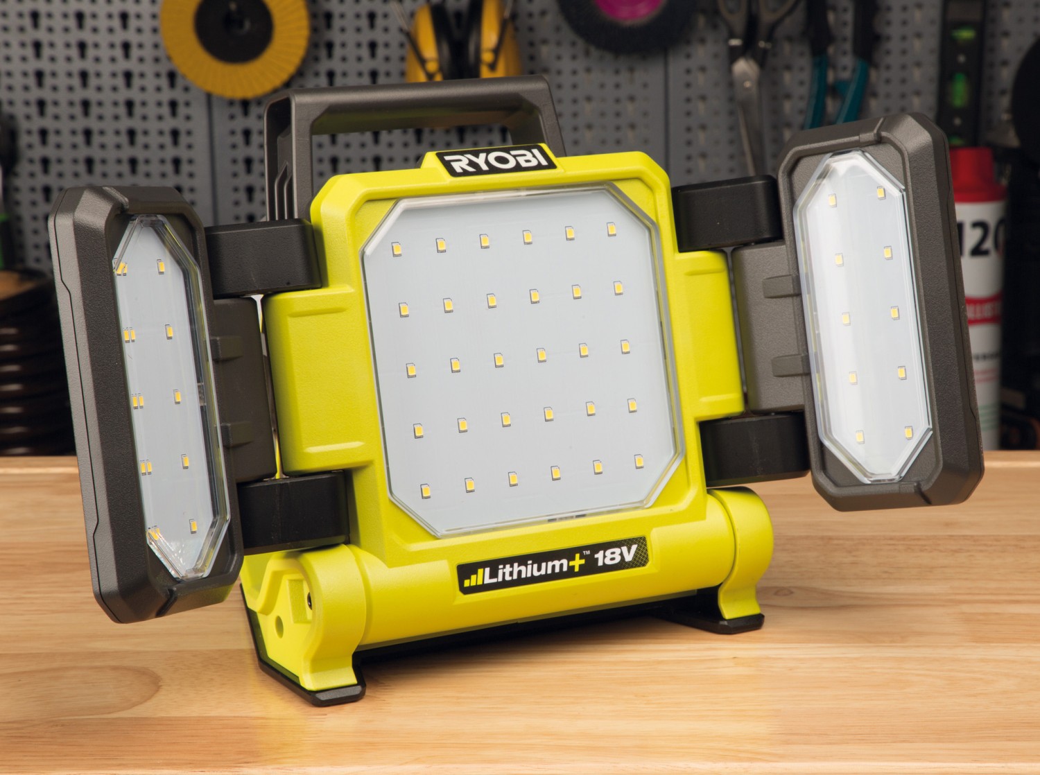 Beleuchtung Ryobi ONE+ Akku-Arbeitsleuchte R18ALF, Ryobi ONE+ Akku-Arbeitsleuchte RLP18, Ryobi ONE+ Akku-Arbeitsleuchte RMTL18 im Test , Bild 2