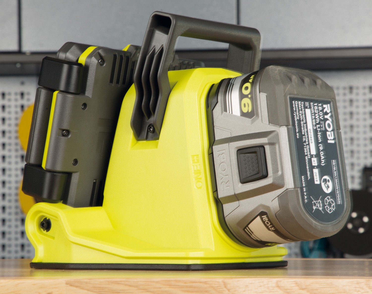 Beleuchtung Ryobi ONE+ Akku-Arbeitsleuchte R18ALF, Ryobi ONE+ Akku-Arbeitsleuchte RLP18, Ryobi ONE+ Akku-Arbeitsleuchte RMTL18 im Test , Bild 5