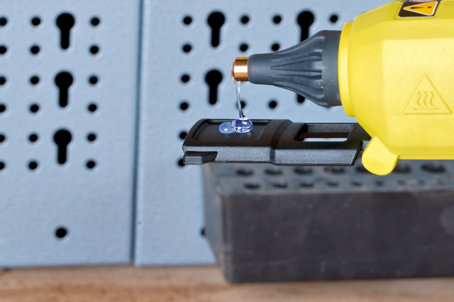Universell einsetzbar: Ryobi ONE+ Akku-Heißklebepistole RGL18, Bild 3 Heissklebe-Pistolen Ryobi ONE+ Akku-Heißklebepistole RGL18 im Test, Bild 3