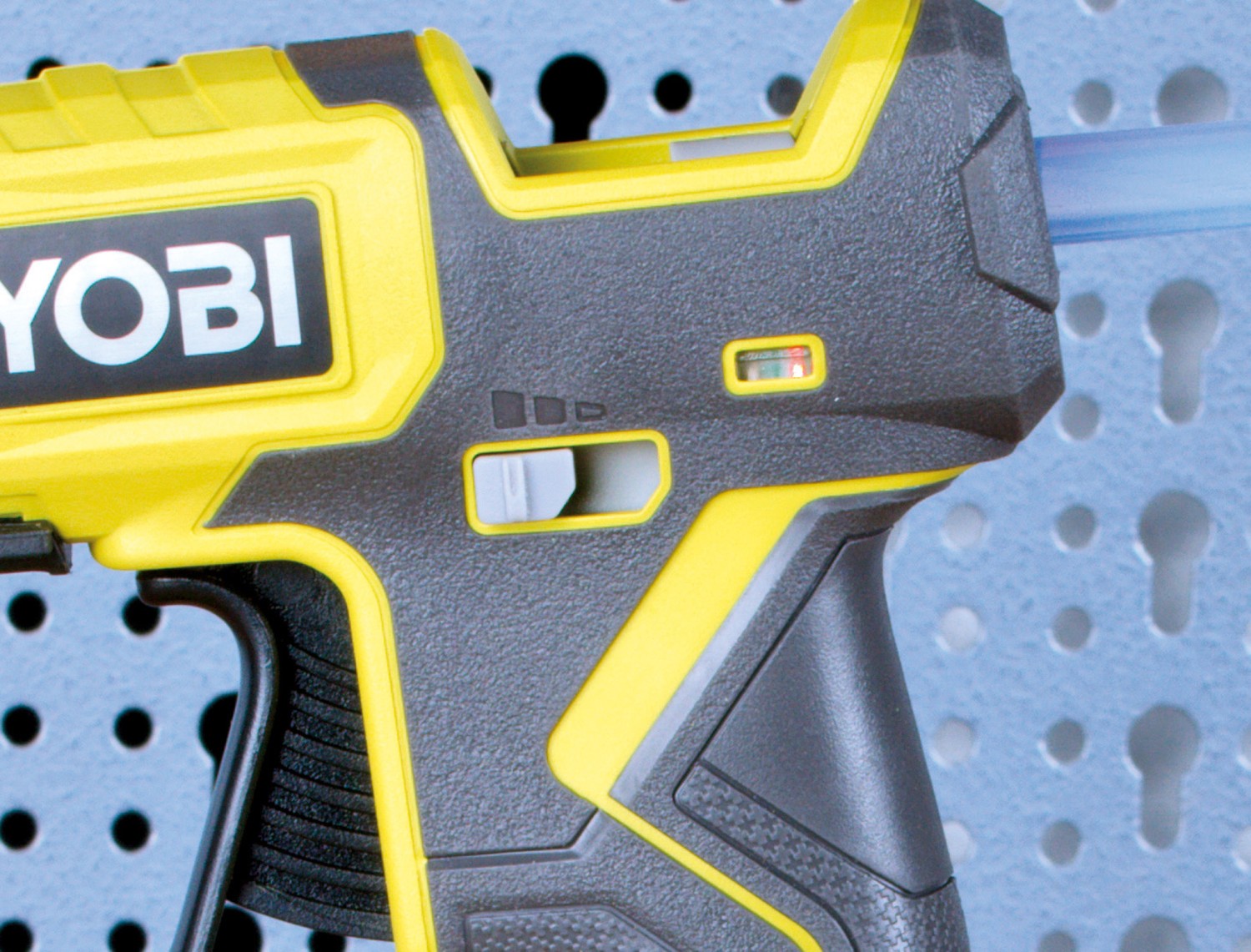 Universell einsetzbar: Ryobi ONE+ Akku-Heißklebepistole RGL18, Bild 6 Heissklebe-Pistolen Ryobi ONE+ Akku-Heißklebepistole RGL18 im Test, Bild 6