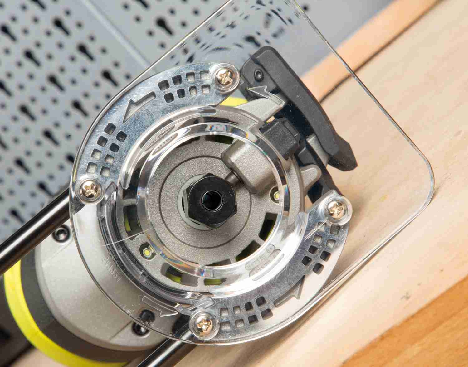 Saubere Kanten: Ryobi ONE+ Akku-Kantenfräse RTR18C, Bild 2 Akku-Kantenfräse Ryobi ONE+ Akku-Kantenfräse RTR18C im Test, Bild 2