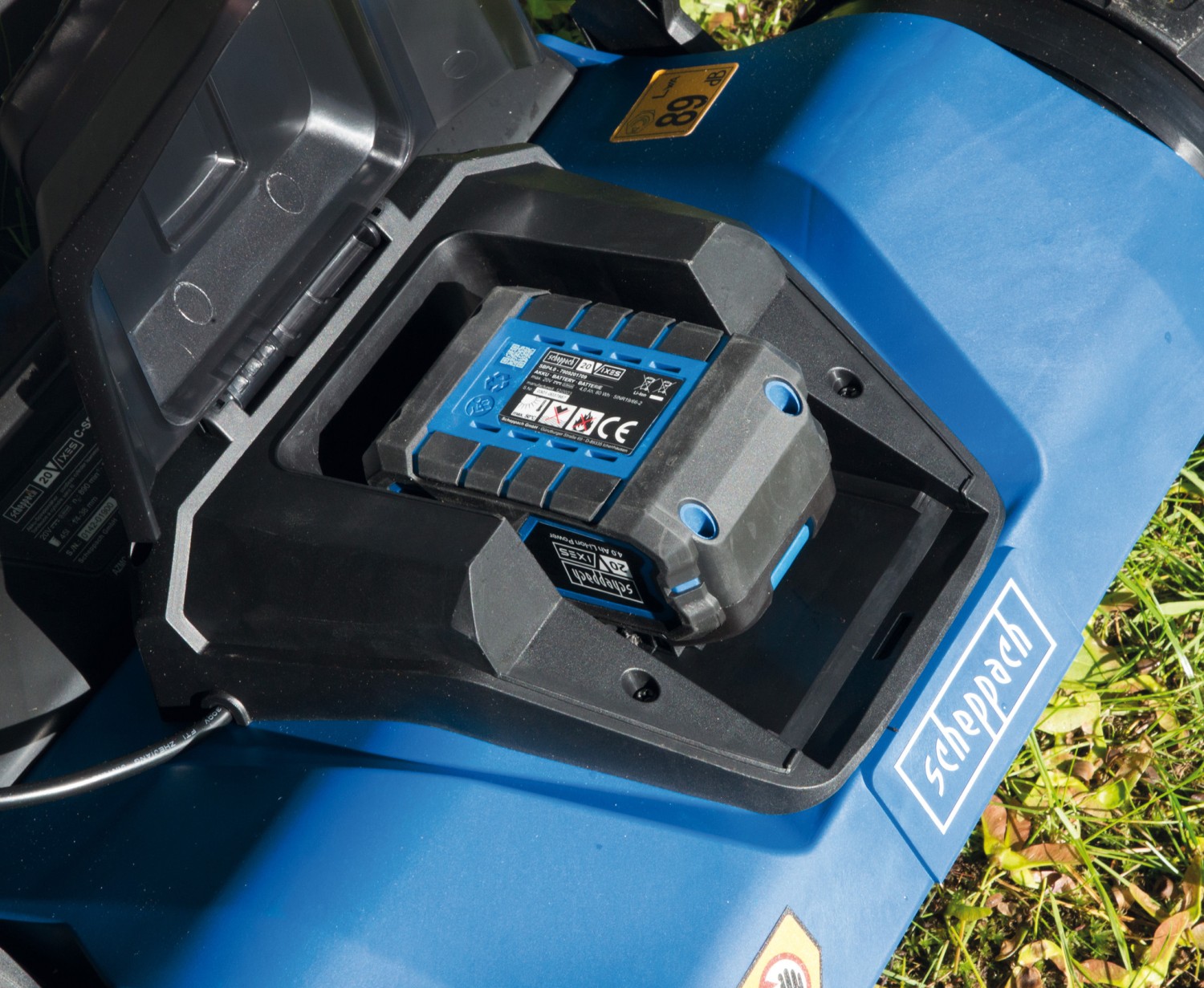 Rasen mähen wie früher – nur deutlich bequemer: Scheppach C-SPM380-X, Bild 2 Handrasenmäher-Akku Scheppach C-SPM380-X im Test, Bild 2