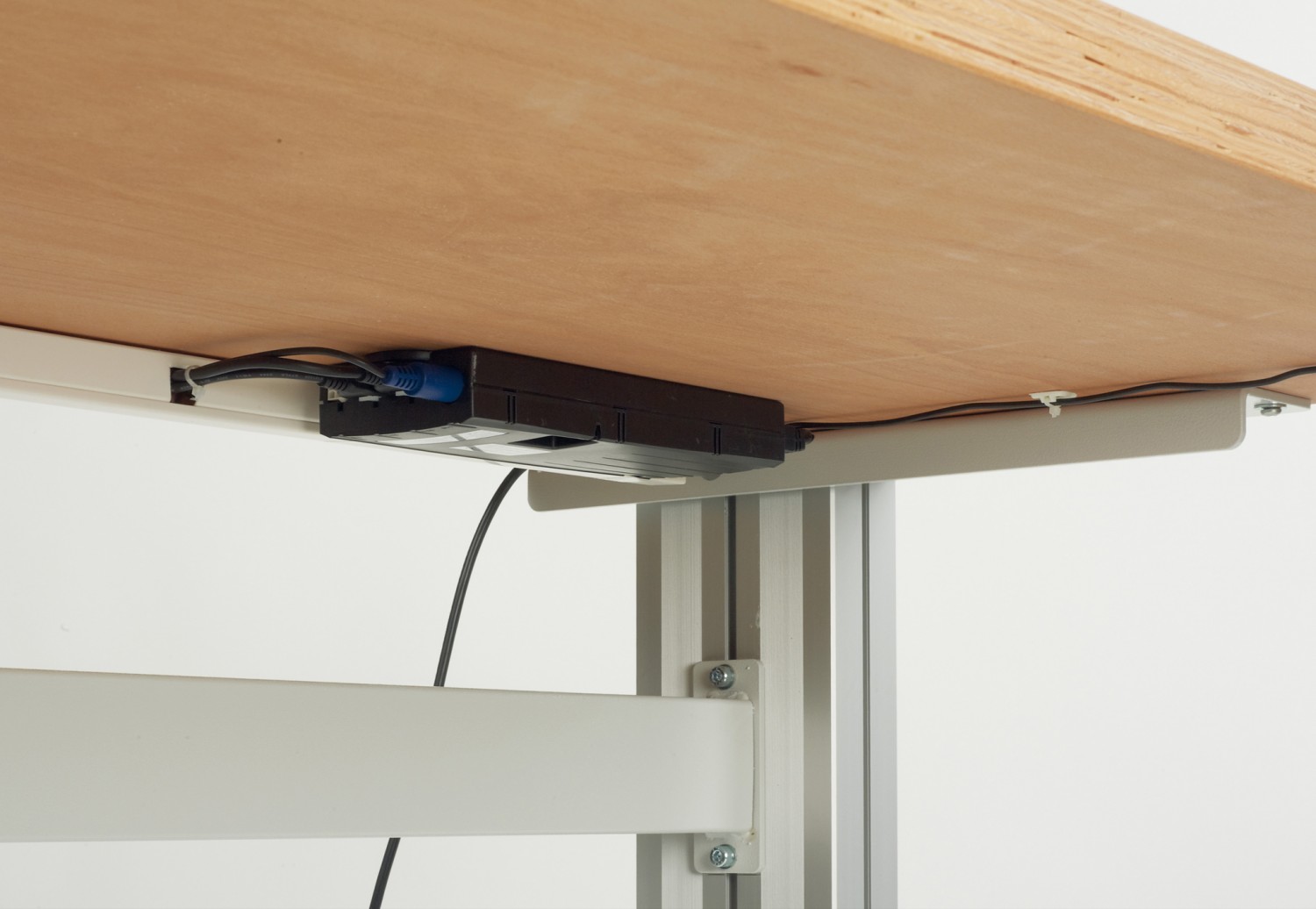 Immer in der richtigen Höhe: Simplaflex höhenverstellbarer Arbeitstisch, Bild 2 Arbeitsschutz Simplaflex höhenverstellbarer Arbeitstisch im Test, Bild 2