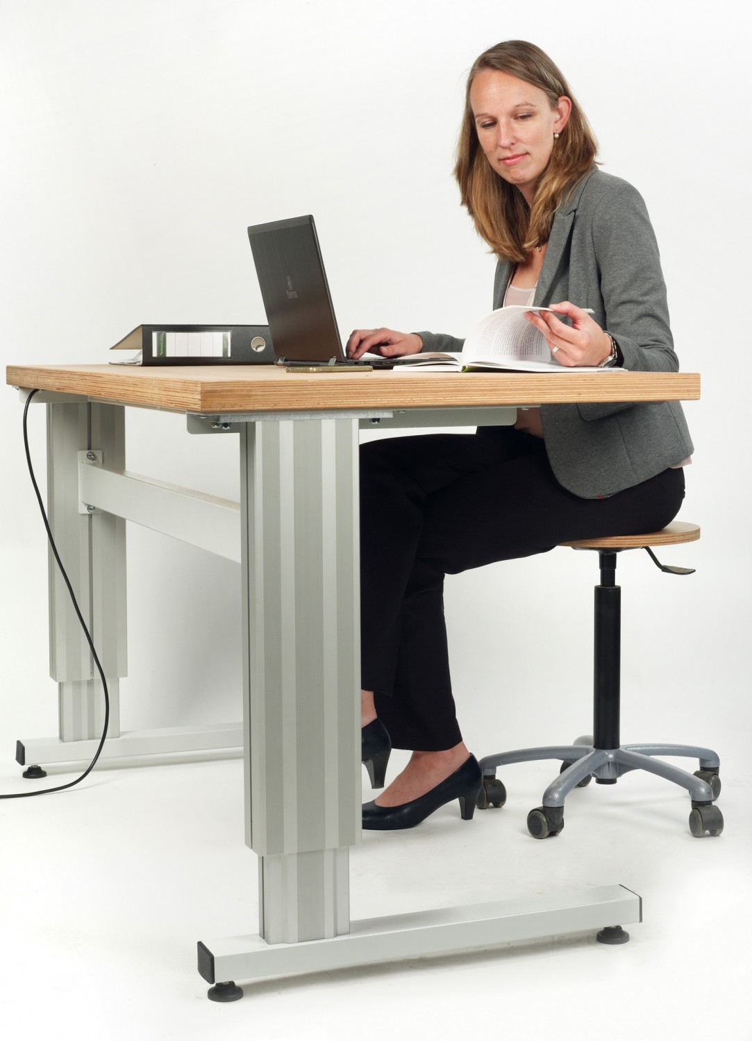 Immer in der richtigen Höhe: Simplaflex höhenverstellbarer Arbeitstisch, Bild 4 Arbeitsschutz Simplaflex höhenverstellbarer Arbeitstisch im Test, Bild 4